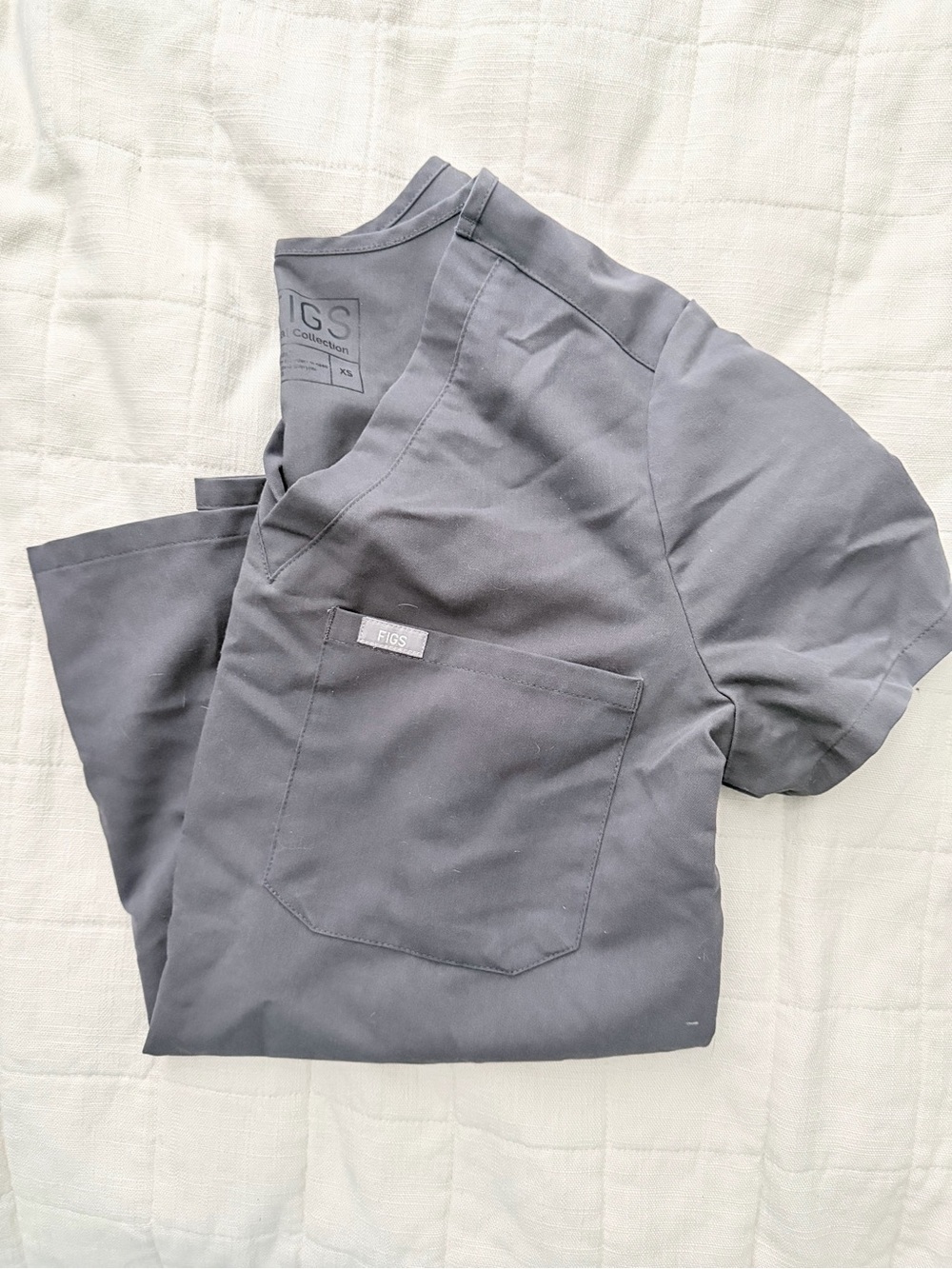 FIGS Catarina V-Neck Scrub Top / Charcoal Gray